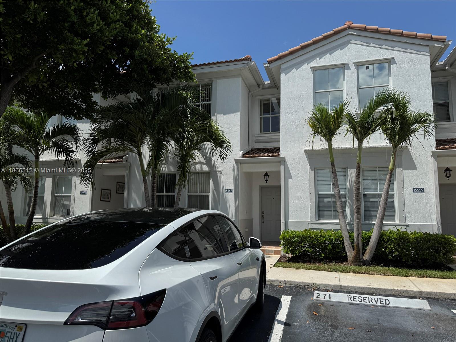 Waterfront townhouse located in a gated community. Fresh painting, move in condition. 1st floor tile, vinyl on 2nd floor. New Stove and Refrigerator. Very nice community with pool and clubhouse. 2 parkings assigned. Next to I75 highway, close to shopping and A schools.