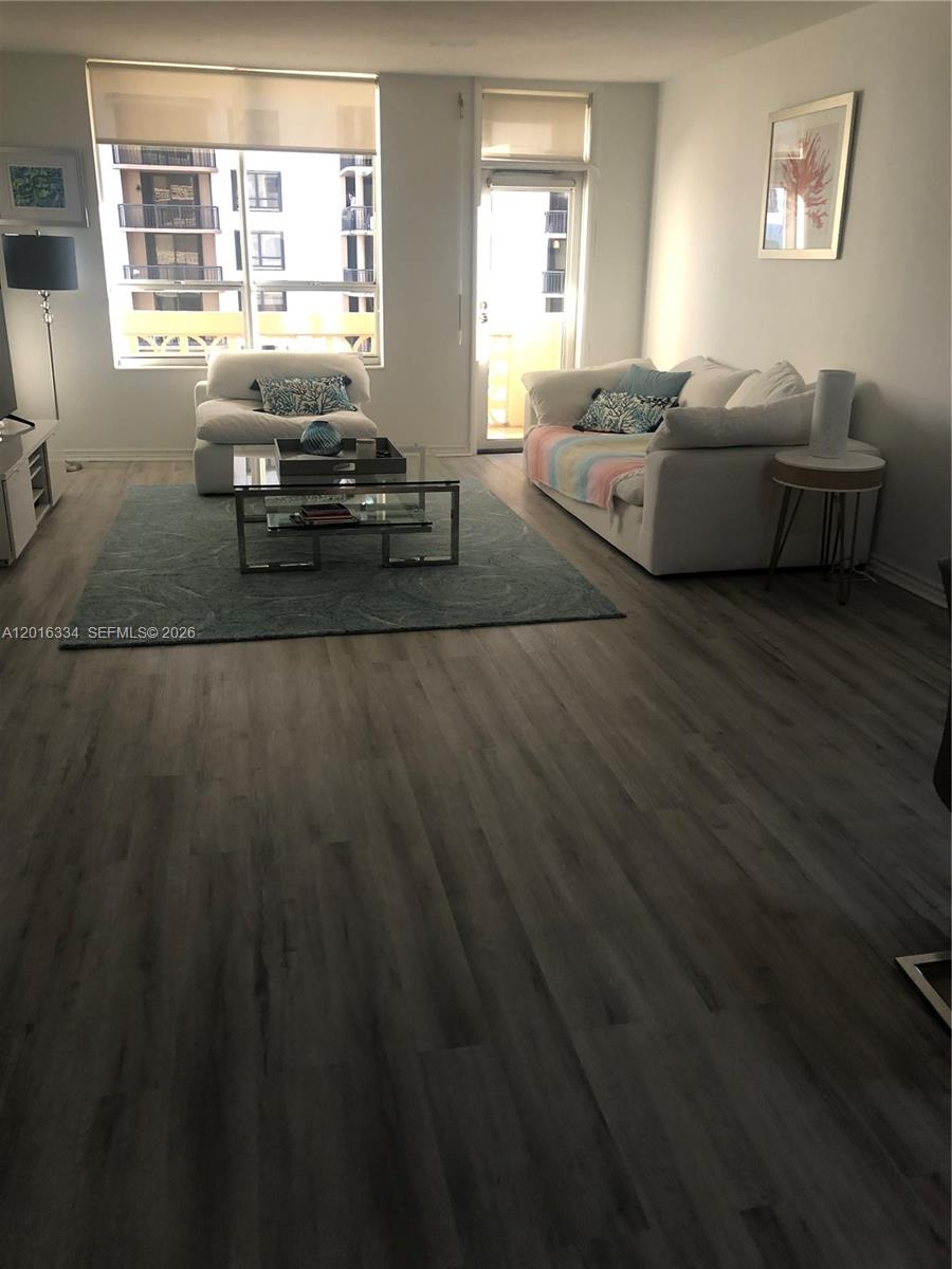 10185 Collins Ave 815