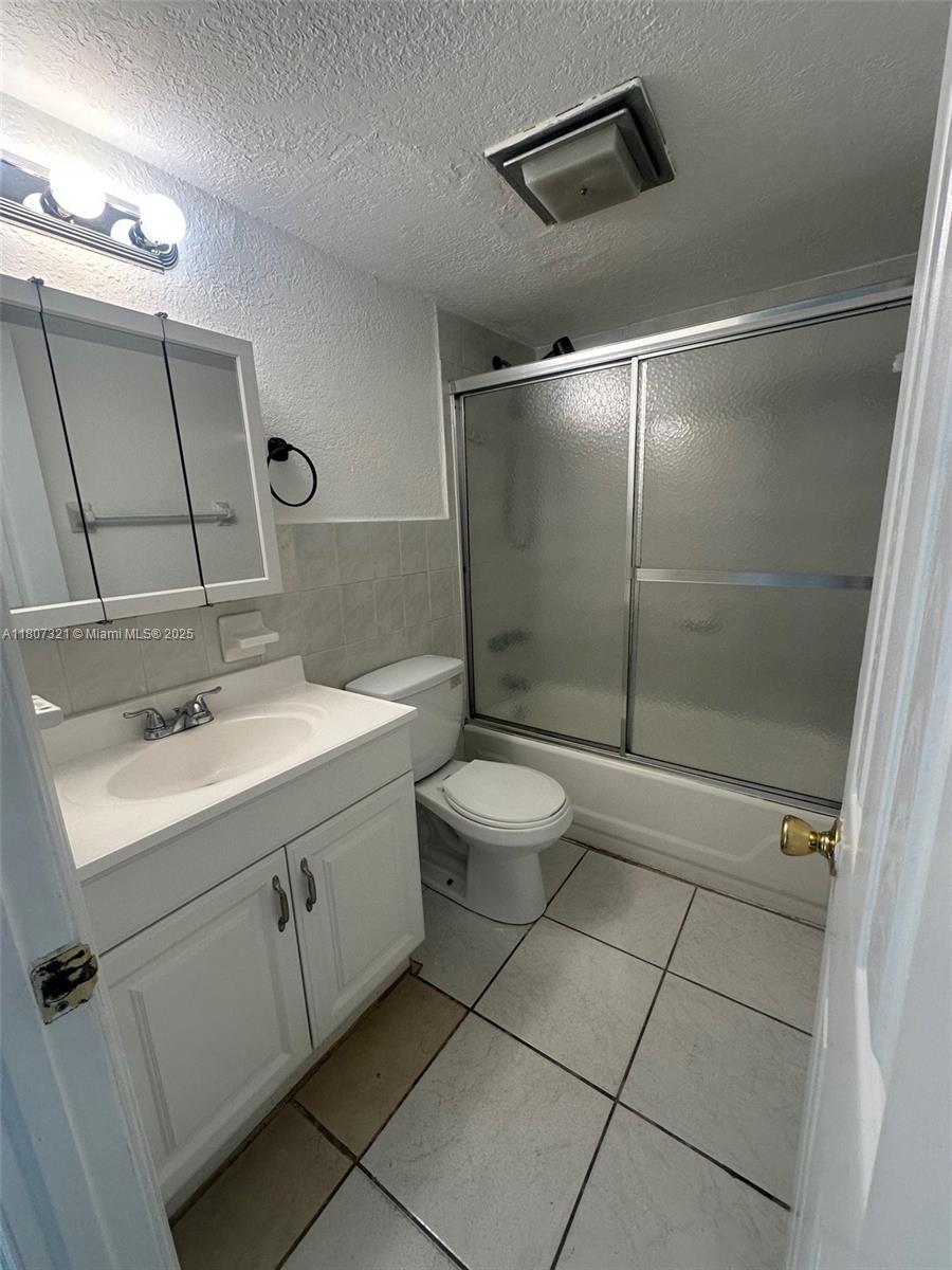 8003 W 6th Ave J, Hialeah, Miami-Dade County, Florida - 2 Bedrooms  
1 Bathrooms - 