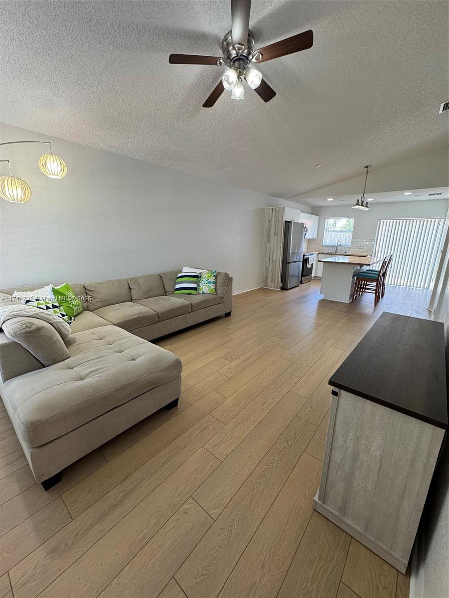 8859 Sw 215th Ln, Cutler Bay, Miami-Dade County, Florida - 3 Bedrooms  
2 Bathrooms - 