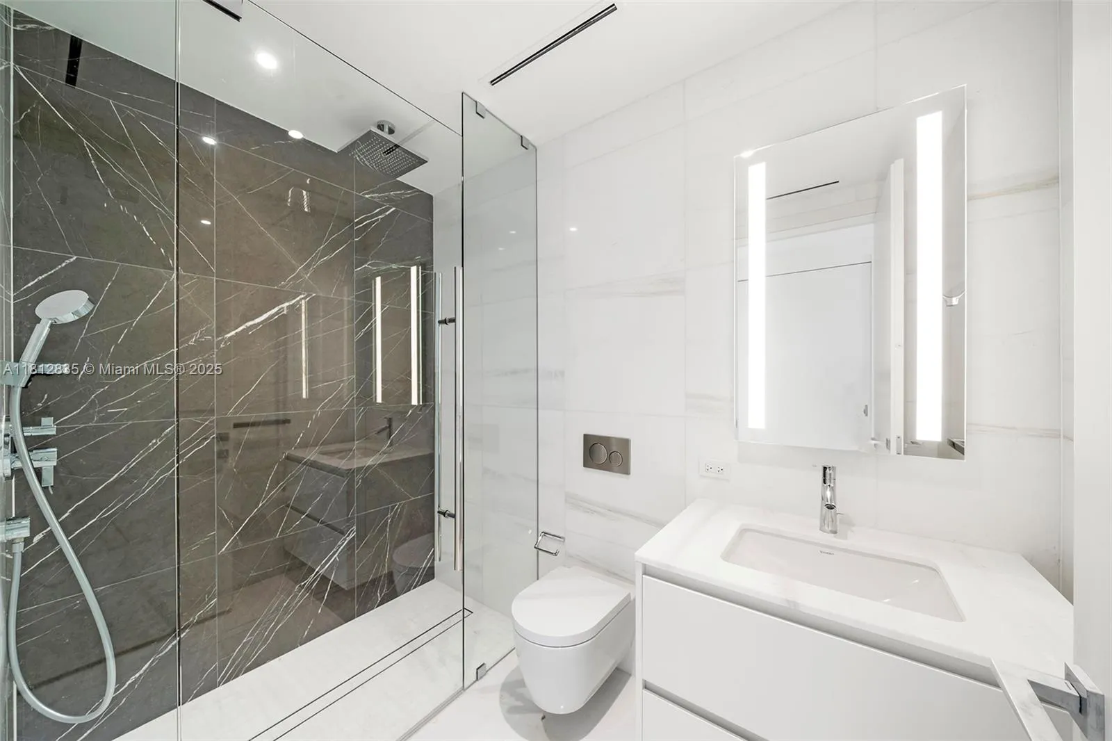 Miami, Florida 33131, United States, 4 Bedrooms Bedrooms, ,6 BathroomsBathrooms,Residential,Active,142262