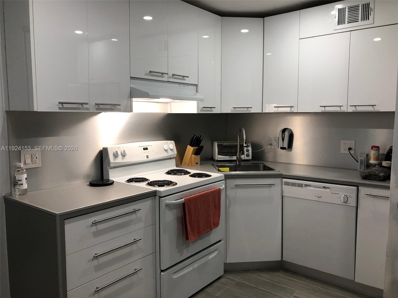 DOLPHIN CONDO - Residential