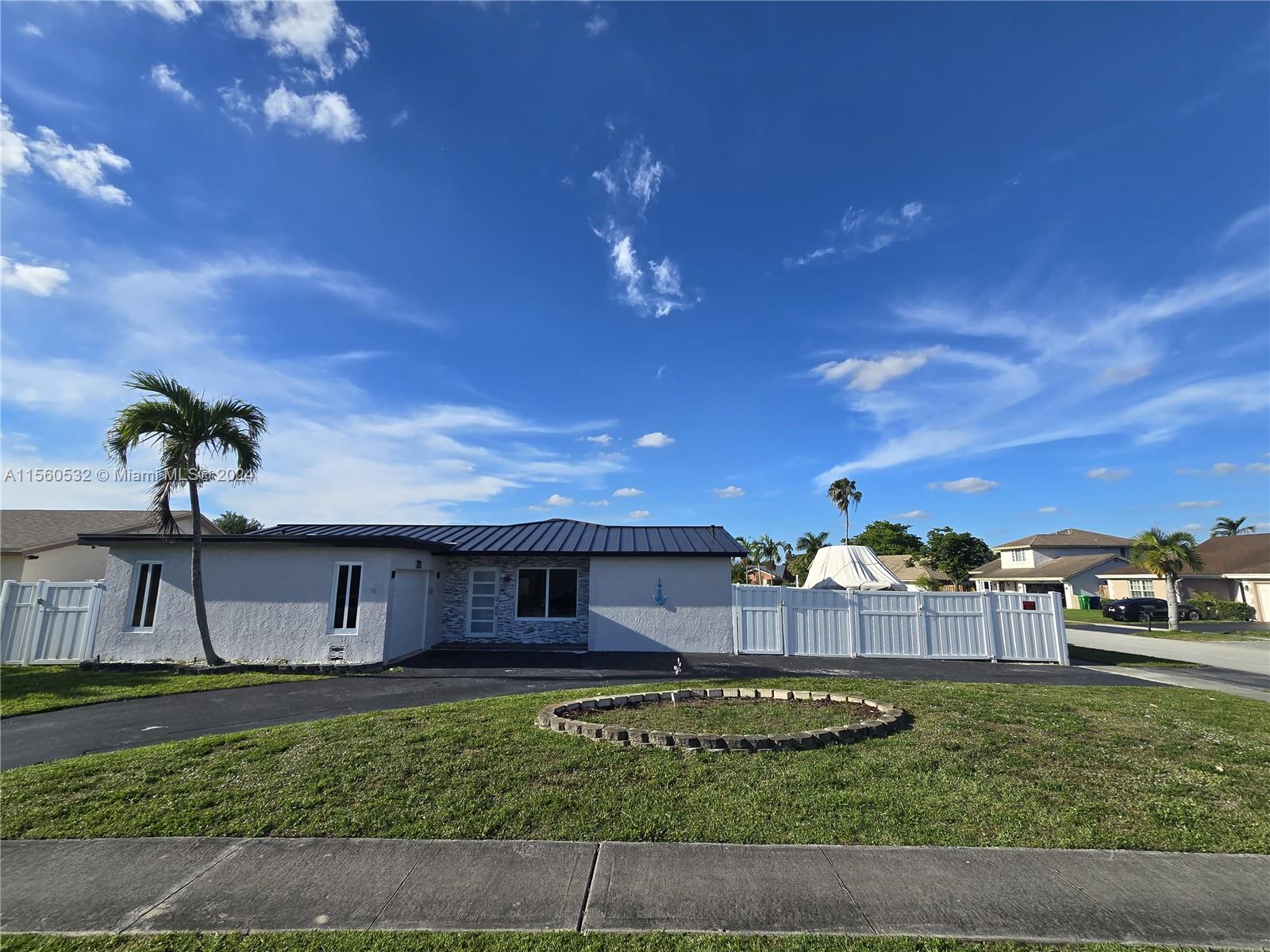 11651 Nw 40th Pl Pl, Sunrise, Miami-Dade County, Florida - 4 Bedrooms  
2 Bathrooms - 