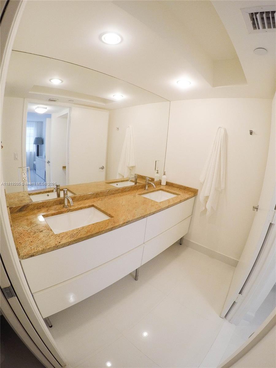 THE COLLINS CONDO - Residential Lease