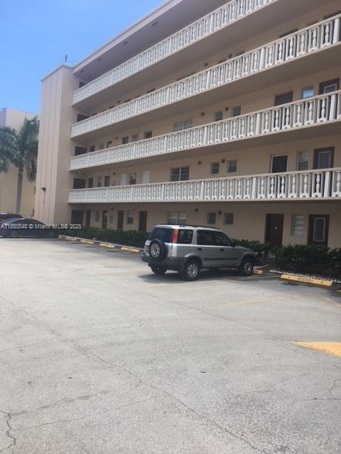 Conveniently located one bedroom one bathroom unit on the third floor of nicely kept building. Close to the beach. Shopping is within 5 min to walk. The apartment is completely renovated. A New kitchen and a bathroom. Contemporarily furnished. An Elevator, a nice size pool. One parking place. Available September, 1 2025.