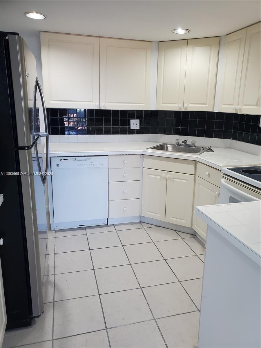 LAKES OF INVERRARY CONDO - Residential Lease