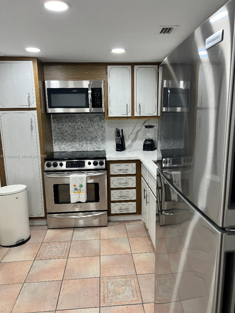 THE CARRIAGE CLUB NORTH C - Residential Lease