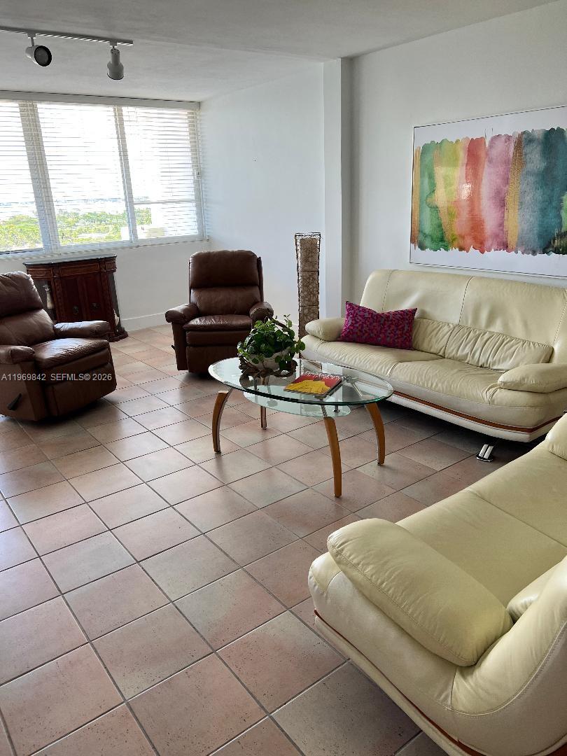 THE CARRIAGE CLUB NORTH C - Residential Lease