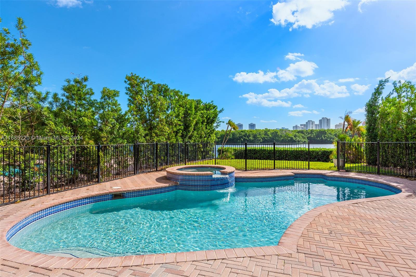 AVENTURA LAKES - PHASE II - Residential