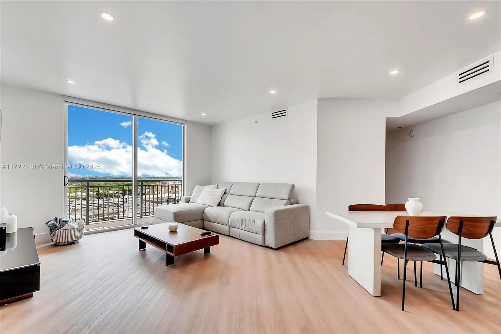 Miami, Florida 33156, United States, 2 Bedrooms Bedrooms, ,2 BathroomsBathrooms,Residential,Active,20158