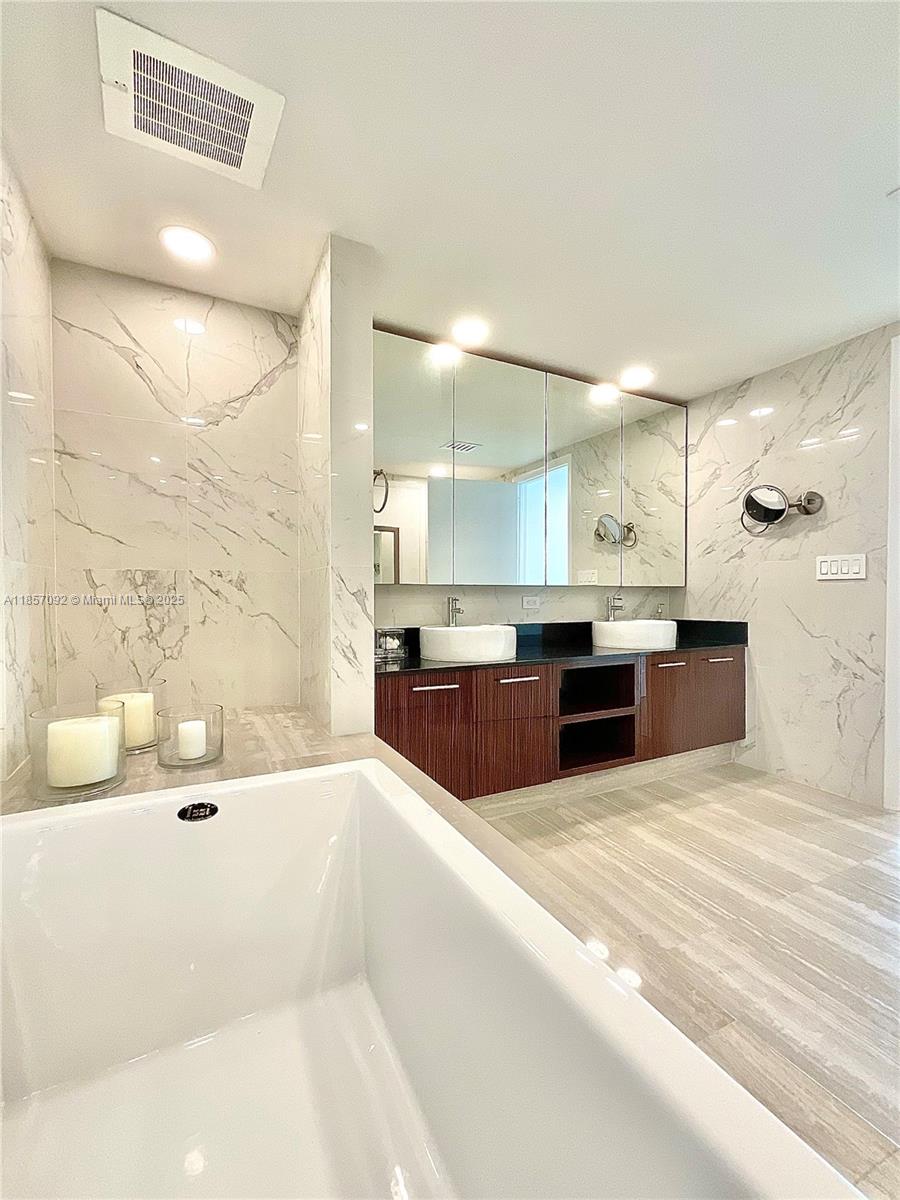 APOGEE BEACH CONDOMINIUM - Residential