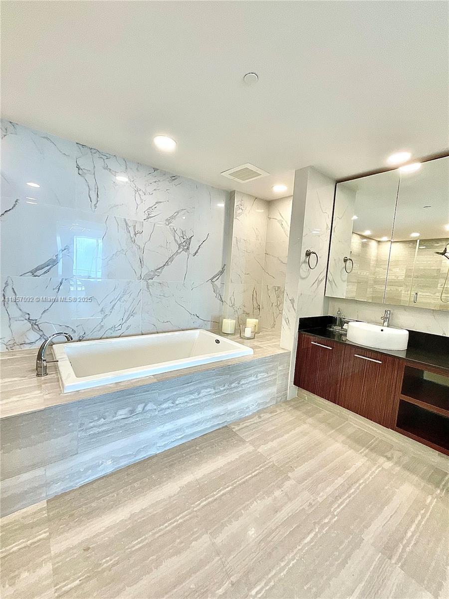 APOGEE BEACH CONDOMINIUM - Residential