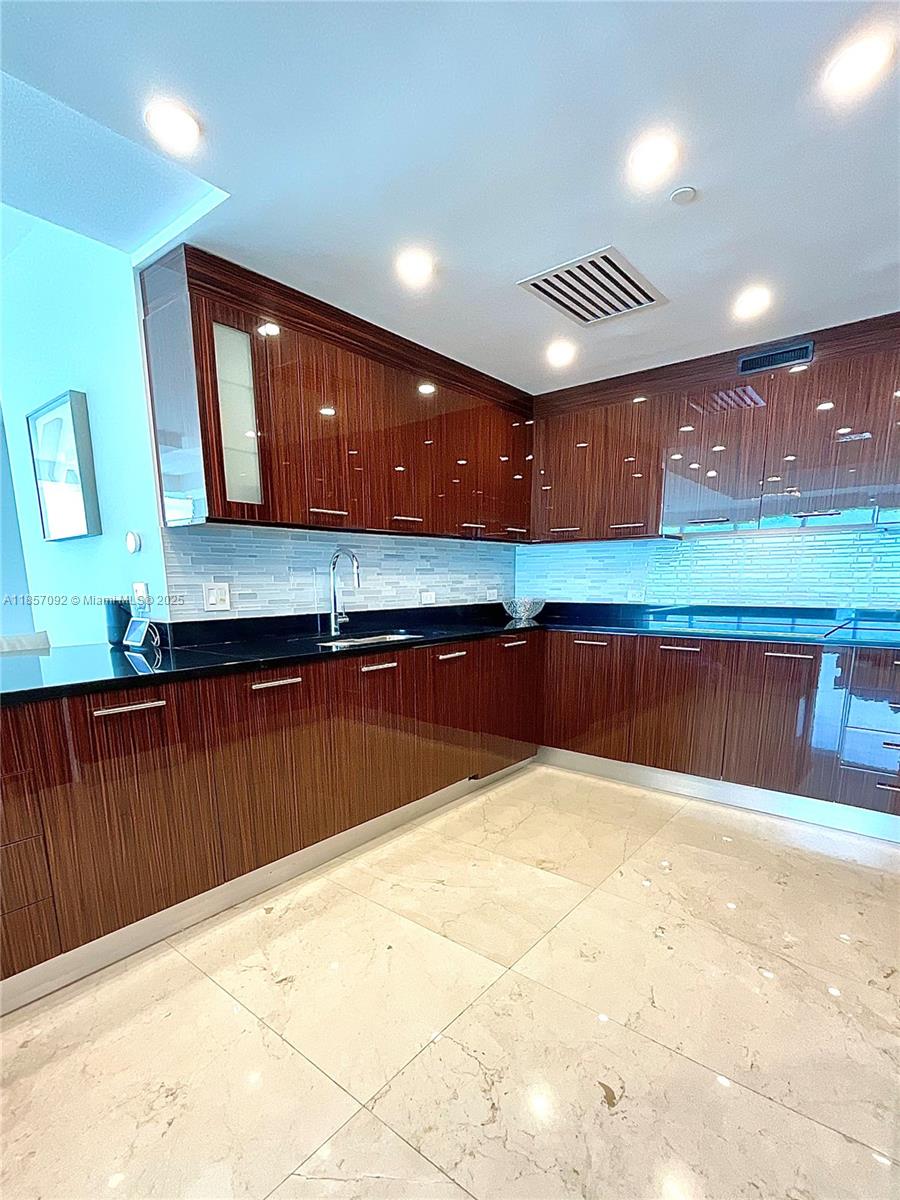 APOGEE BEACH CONDOMINIUM - Residential