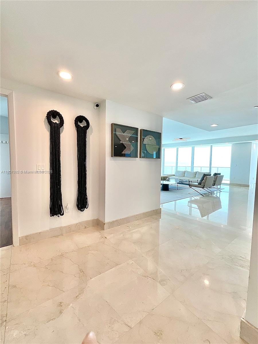 APOGEE BEACH CONDOMINIUM - Residential