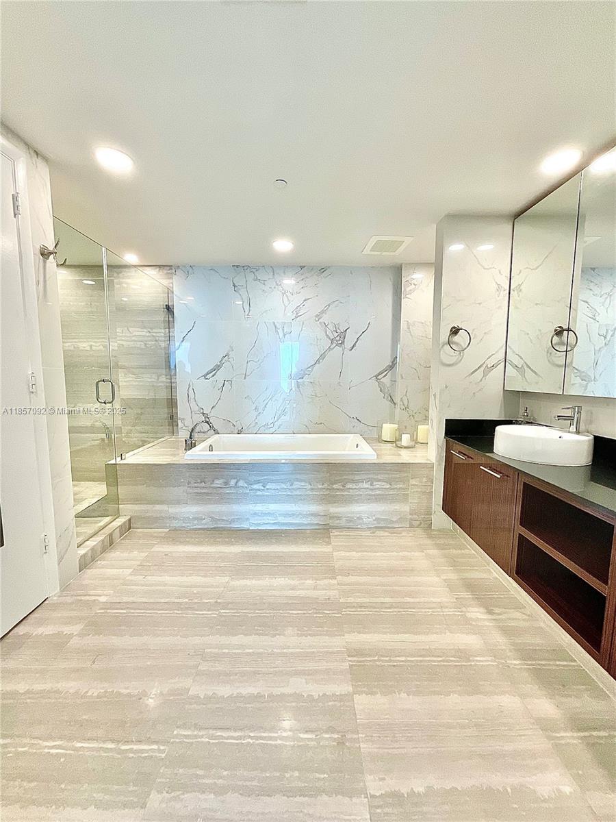 APOGEE BEACH CONDOMINIUM - Residential