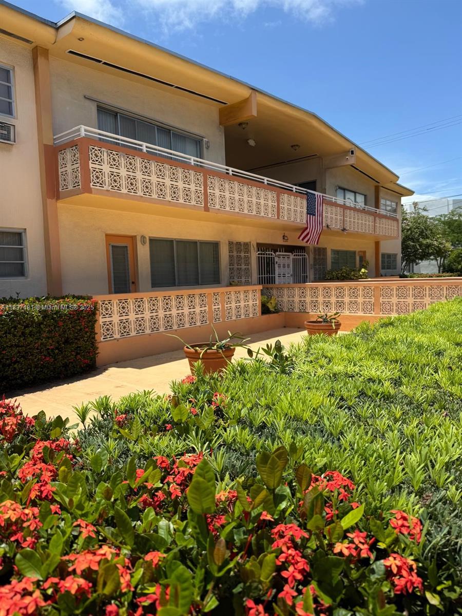 South Beach co-op studio with a private balcony, located just 5 blocks from the ocean. The property has no parking spot, but there is a four stories, Public parking across the street.