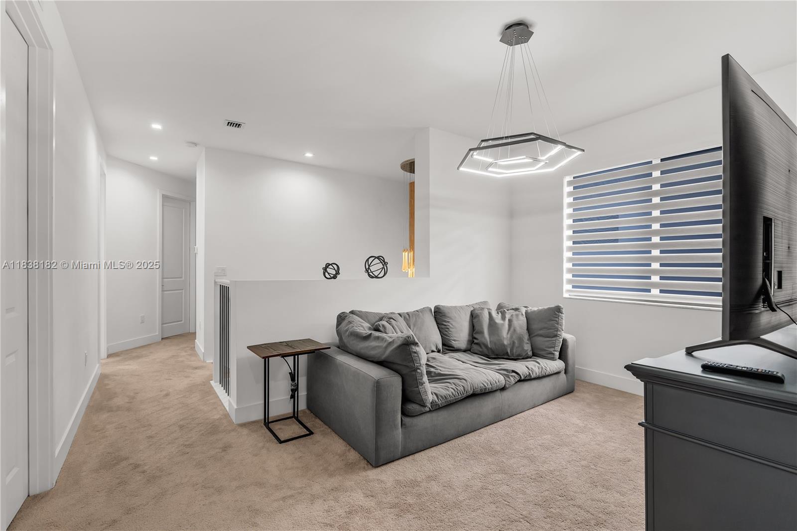 CANARIAS EAST - Residential Lease