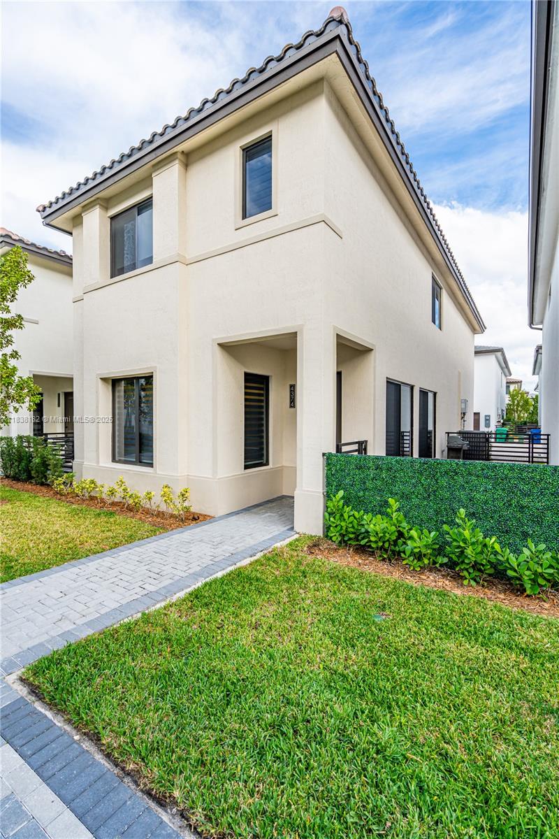 CANARIAS EAST - Residential Lease