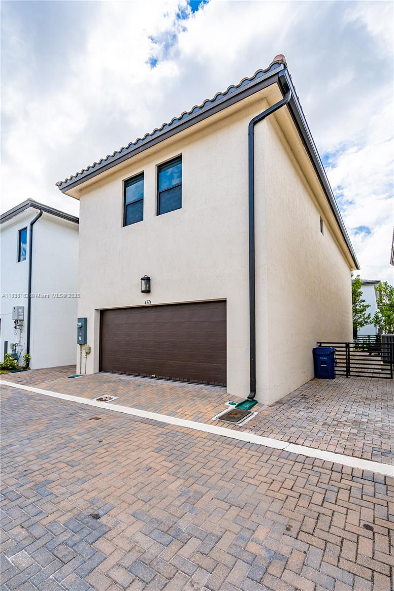 CANARIAS EAST - Residential Lease