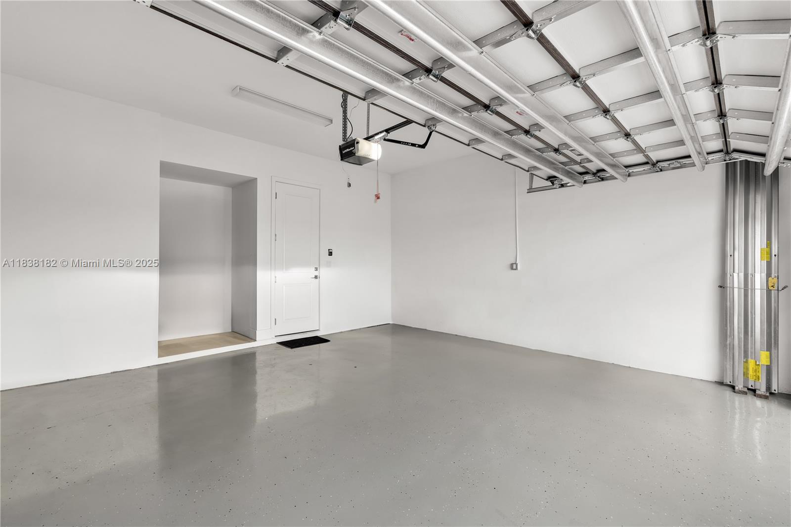 CANARIAS EAST - Residential Lease