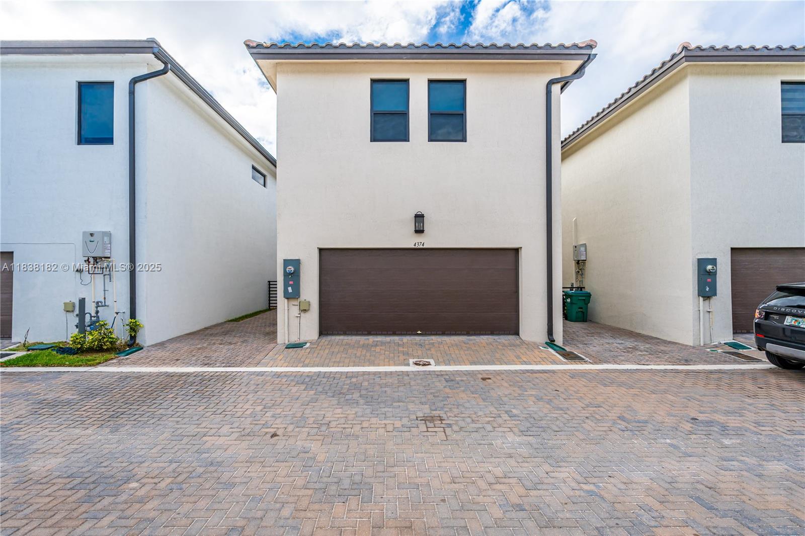 CANARIAS EAST - Residential Lease