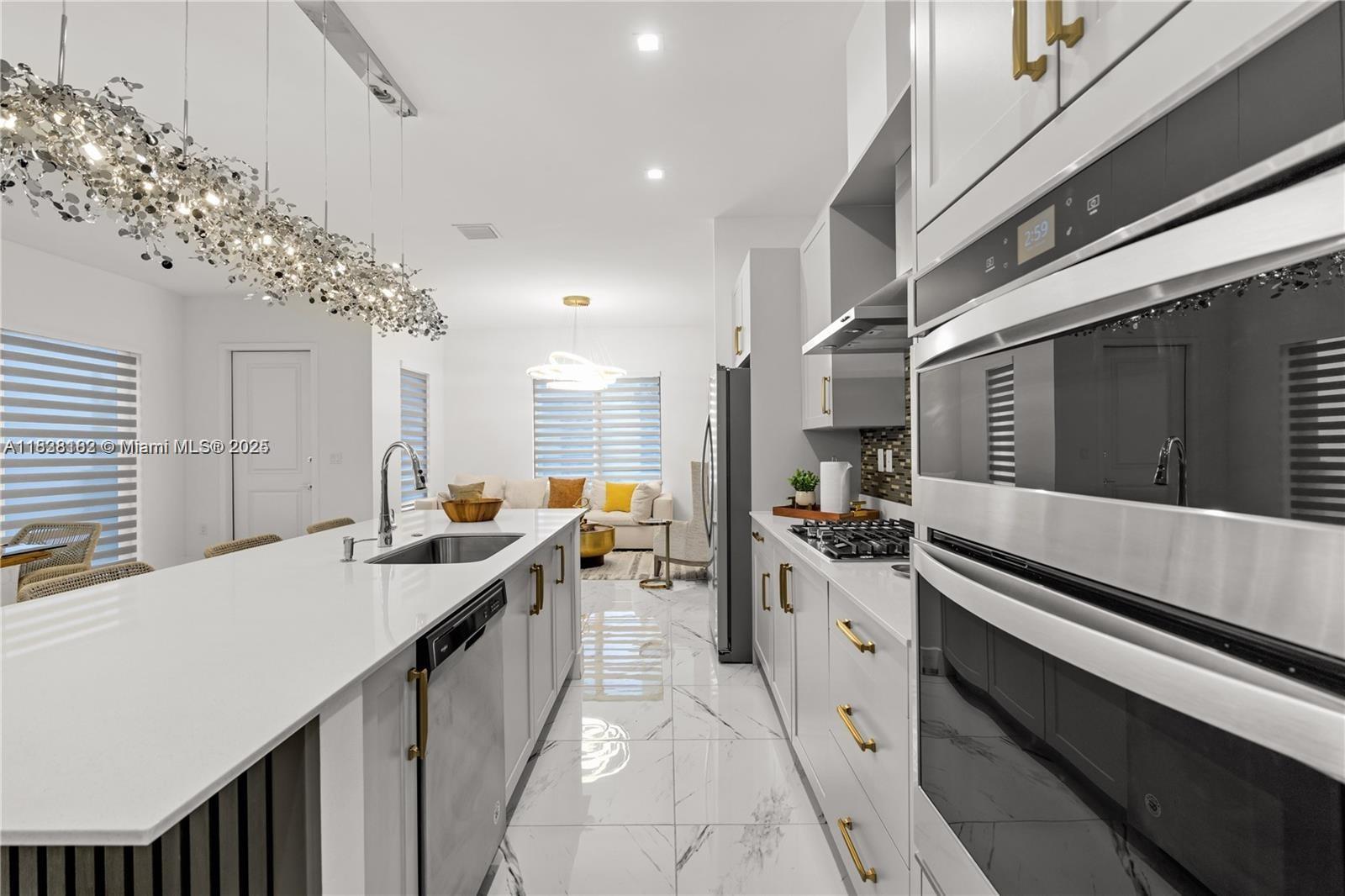 CANARIAS EAST - Residential Lease