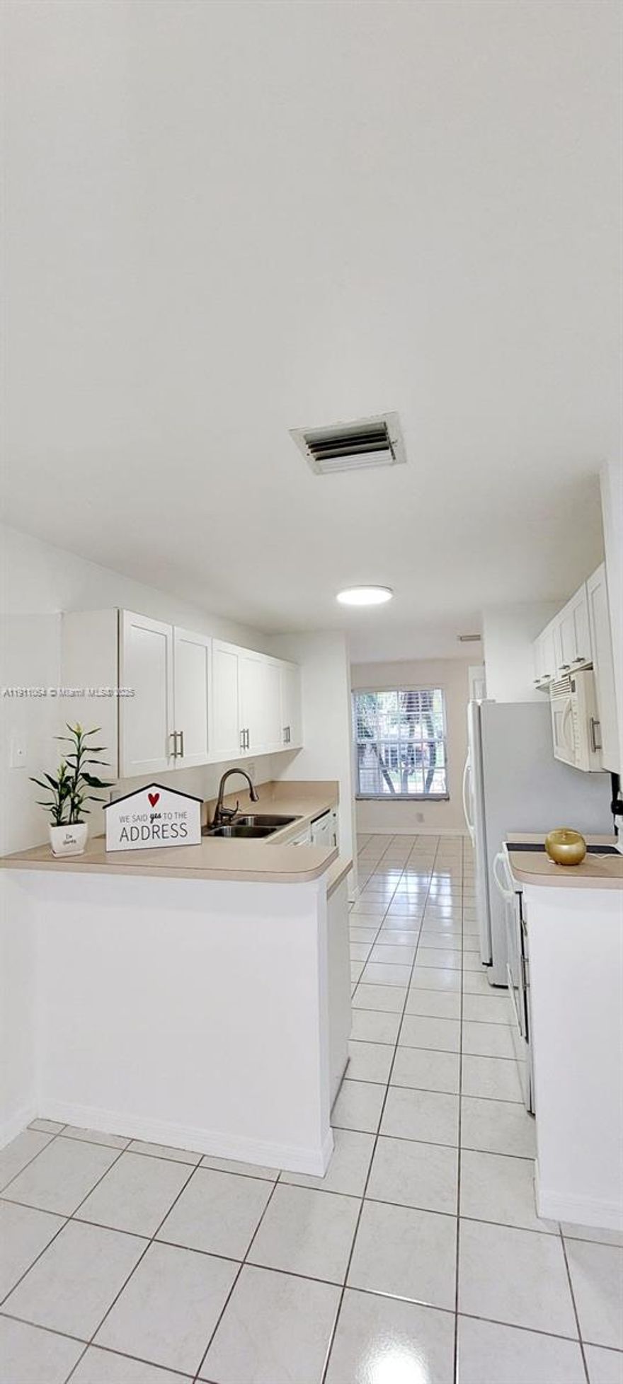 Comfortable Townhouse in an excellent area of Pembroke Pines. 3/2 with garage. Pembroke Pines has swimming gym, playground, security, tennis, pool, plus cable & internet included. Close to A+ schools, shopping. Quick access to, I-75 & Turnpike, Memorial Hospital West. Restaurants, supermarkets, movie theaters... all very close.