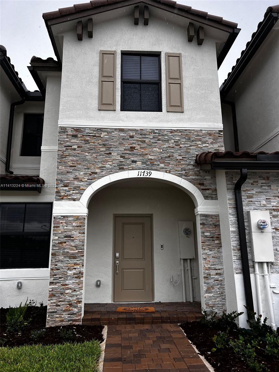Brand New Townhouses 3-bedroom 2,5 bathroom, moder Kitchen, quartz countertop, open space concept. Washer and dryer. Easy to show.