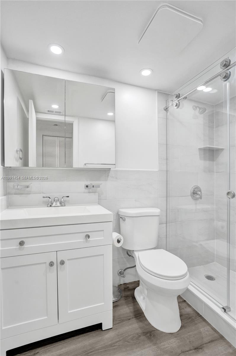 ROYALE GARDENS CONDO - Residential