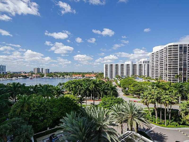 Best deal at THE POINT. First time on the market. 2 bed/2 bath apartment offering beautiful views of the water, marina and palm trees from every room. Join the joyful lifestyle of The Point 36-acre private community offering a beautiful spa, gym, up to 6 5 free classes a month, a restaurant, 3 pools, tennis courts and social activities such as tango nights and film screenings.