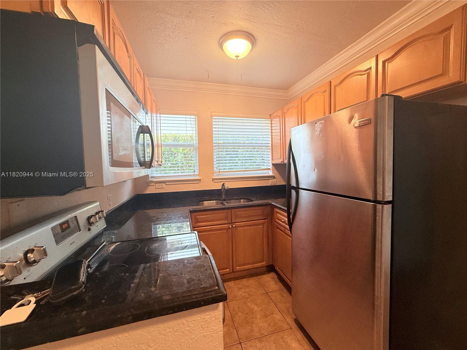 Rental Property at 865 W 39th St 3, Miami Beach, Miami-Dade County, Florida - Bedrooms: 1 
Bathrooms: 1  - $2,100 MO.