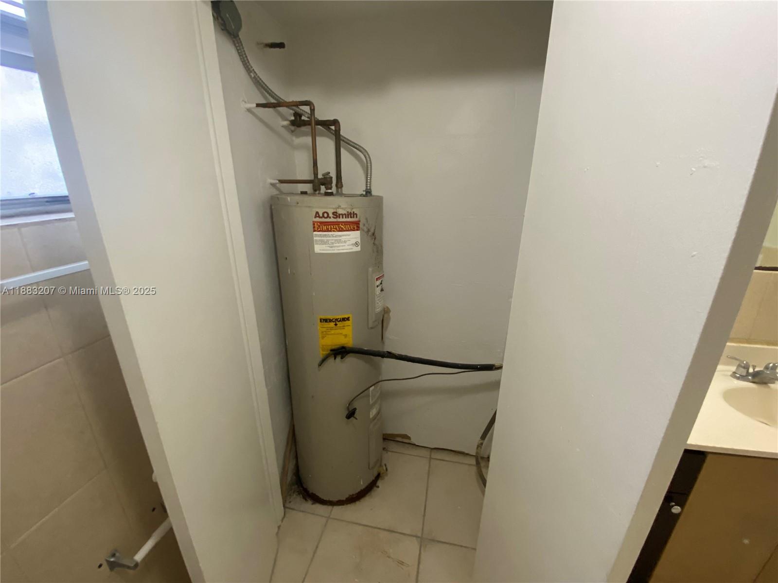 THE WHITE HOUSE CONDO - Residential Lease