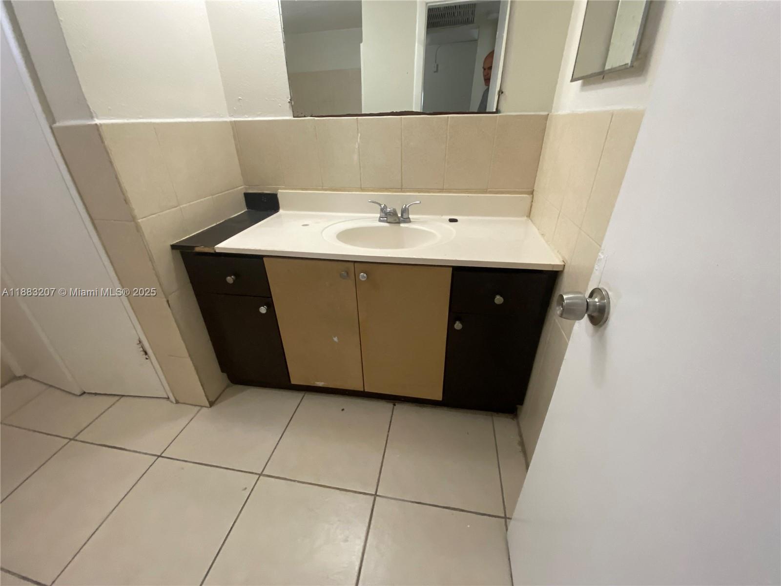 THE WHITE HOUSE CONDO - Residential Lease