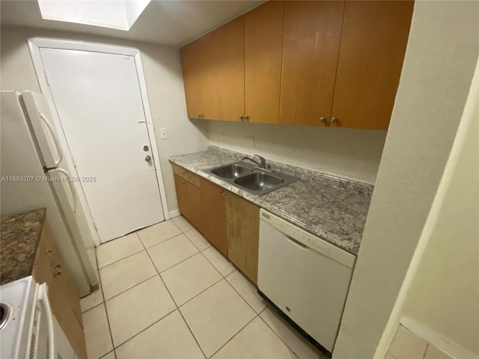 THE WHITE HOUSE CONDO - Residential Lease