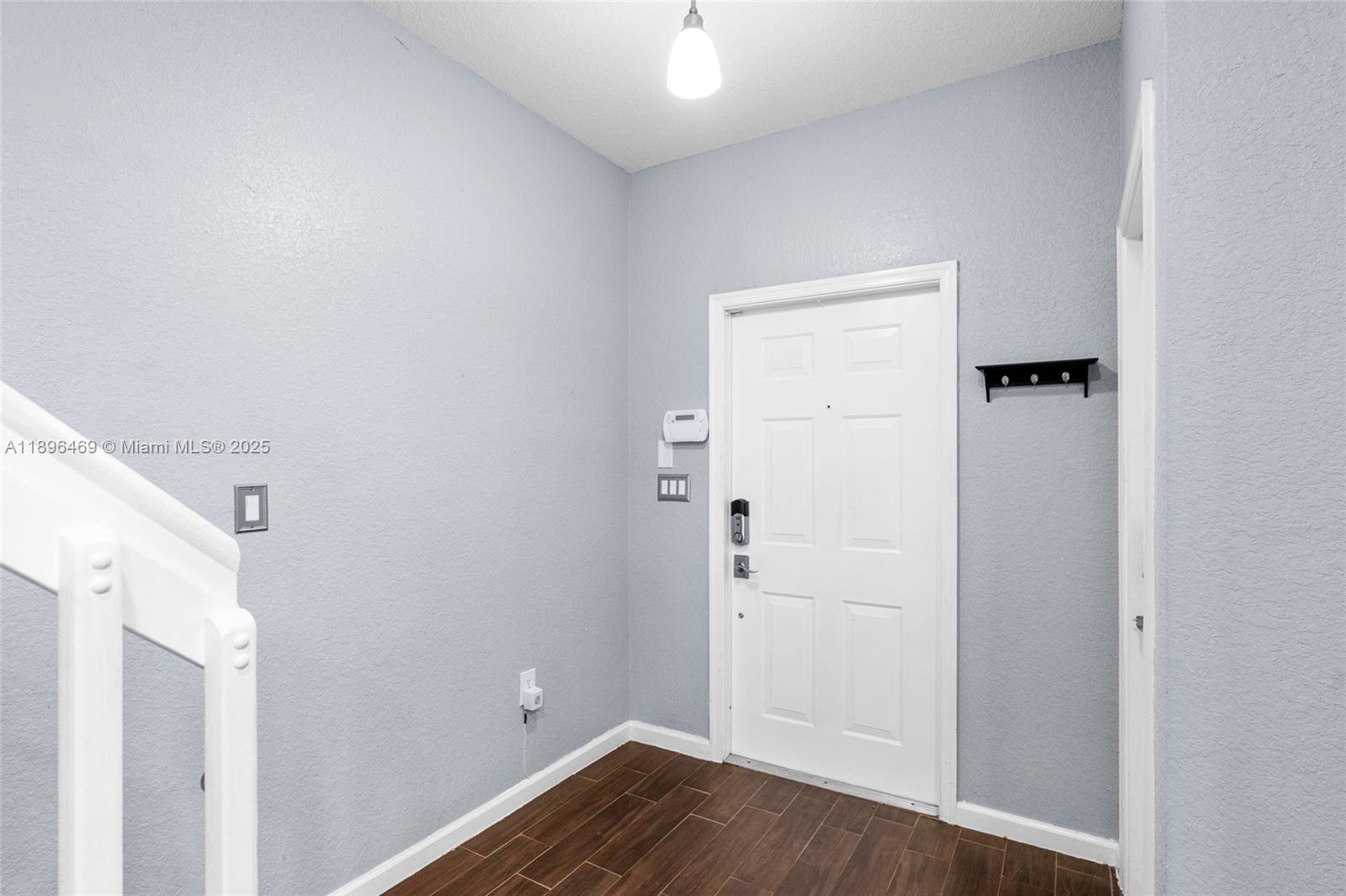 6604 Catalina Ln