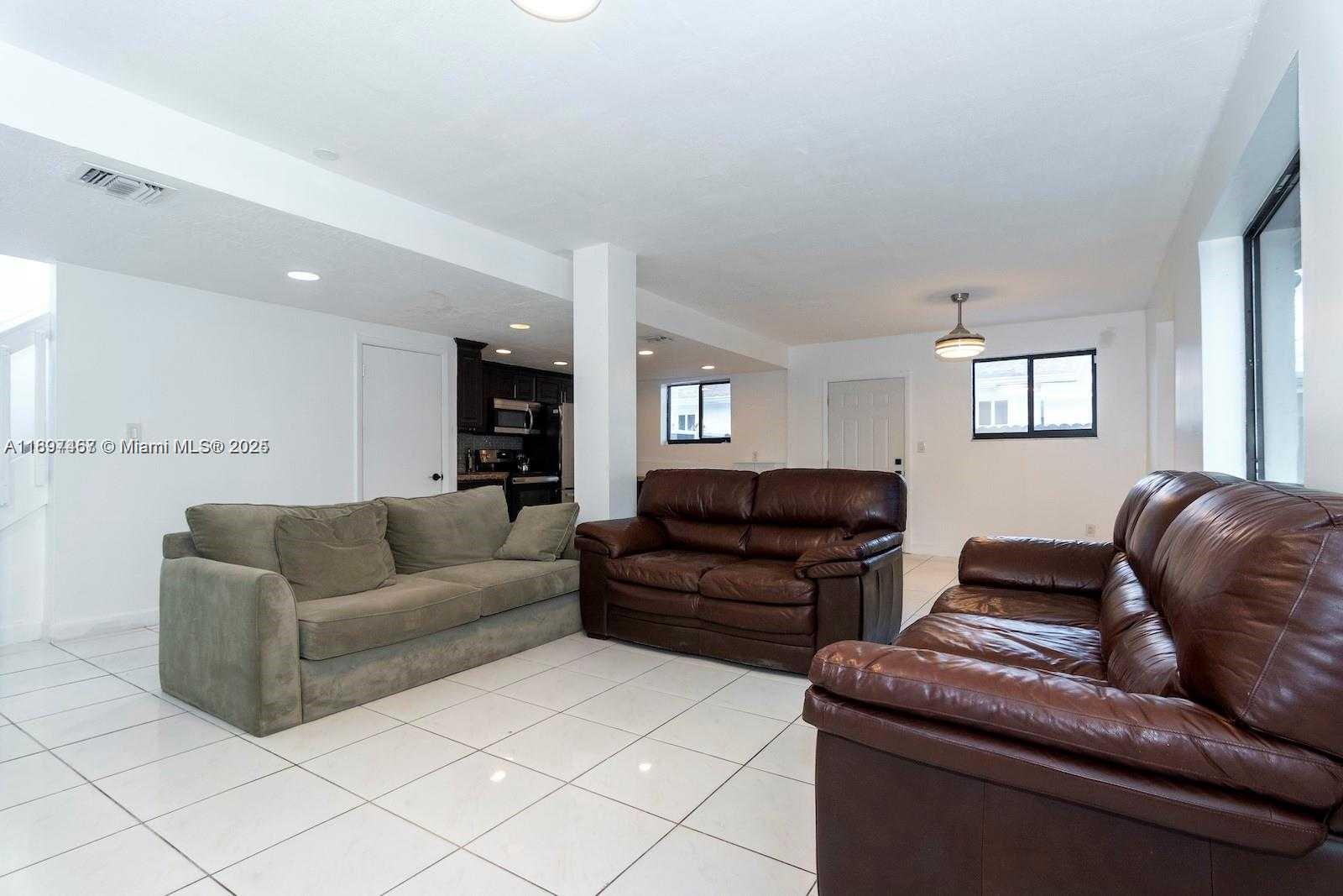 2729 SW 67th Ave