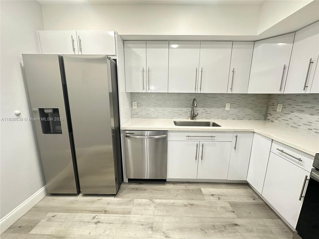 Photo of 901 Hillcrest Dr #405, Hollywood, FL 33021 (MLS # A11838639)