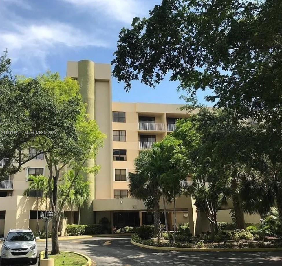 2 bed 2 bath unit in a well maintained building in Hollywood. Enjoy bright, spacious living with an open view. The modern kitchen features stainless steel appliances, large walk-in closet, and plenty of storage. One assigned parking spot. Relax on the large balcony with a open view. The building offers laundry rooms on each floor, a community pool, tennis court, and security. Excellent location close to Memorial Hospital, Hollywood Beach, Fort Lauderdale Airport, Hard Rock Hotel & Casino, dining, and shopping. Easy access to I-95 and the Turnpike. Unit is vacant and ready for move-in—won’t last long!
