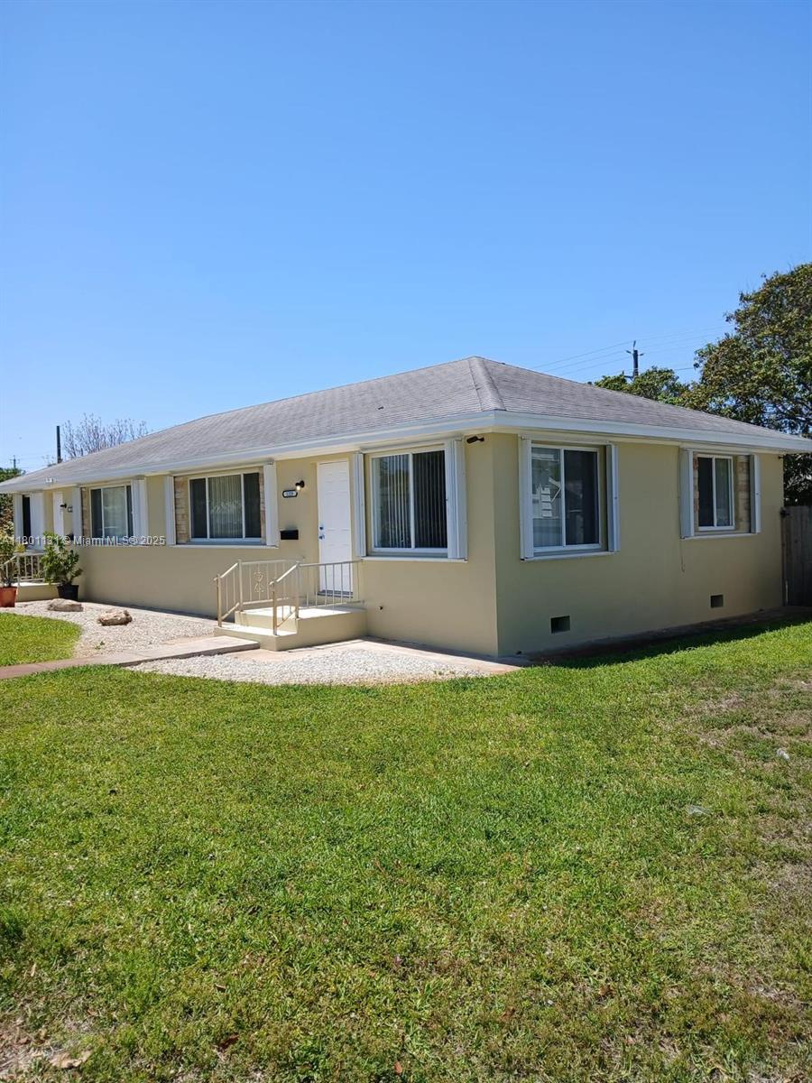1 STORY DUPLEX, REMODELED, TILED FLOORS, 2 BEDROOMS 1 BATH WITH SHOWER, WASHER AND DRYER . ENCLOSED PATIO, CENTRAL A/C. TENANT PAY THE UTILITIES.