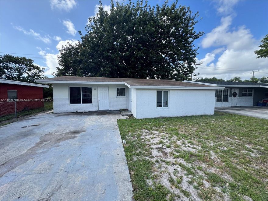 Beautiful house with 3 beds and 2 baths. Ready to move in. Washer and dryer in unit.Spacious and very well located. Amazing backyard . Great for investors !