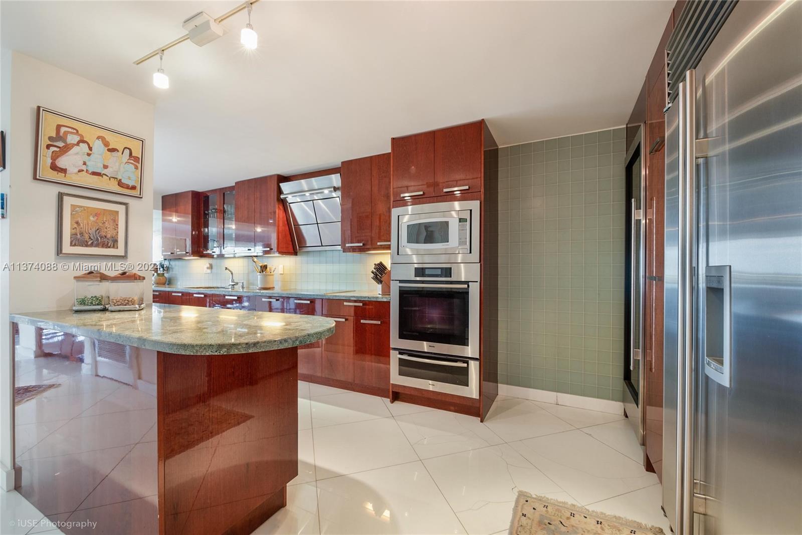 YACHT HARBOUR CONDO - Residential