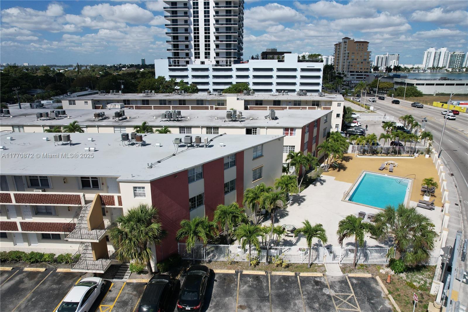 NO BAY WHITE HOUSE NO 2 C - Residential