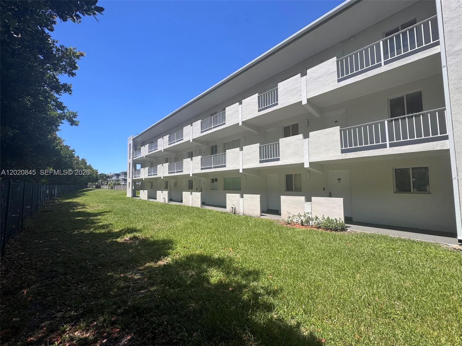 PARADISE AT DADELAND COND - Residential