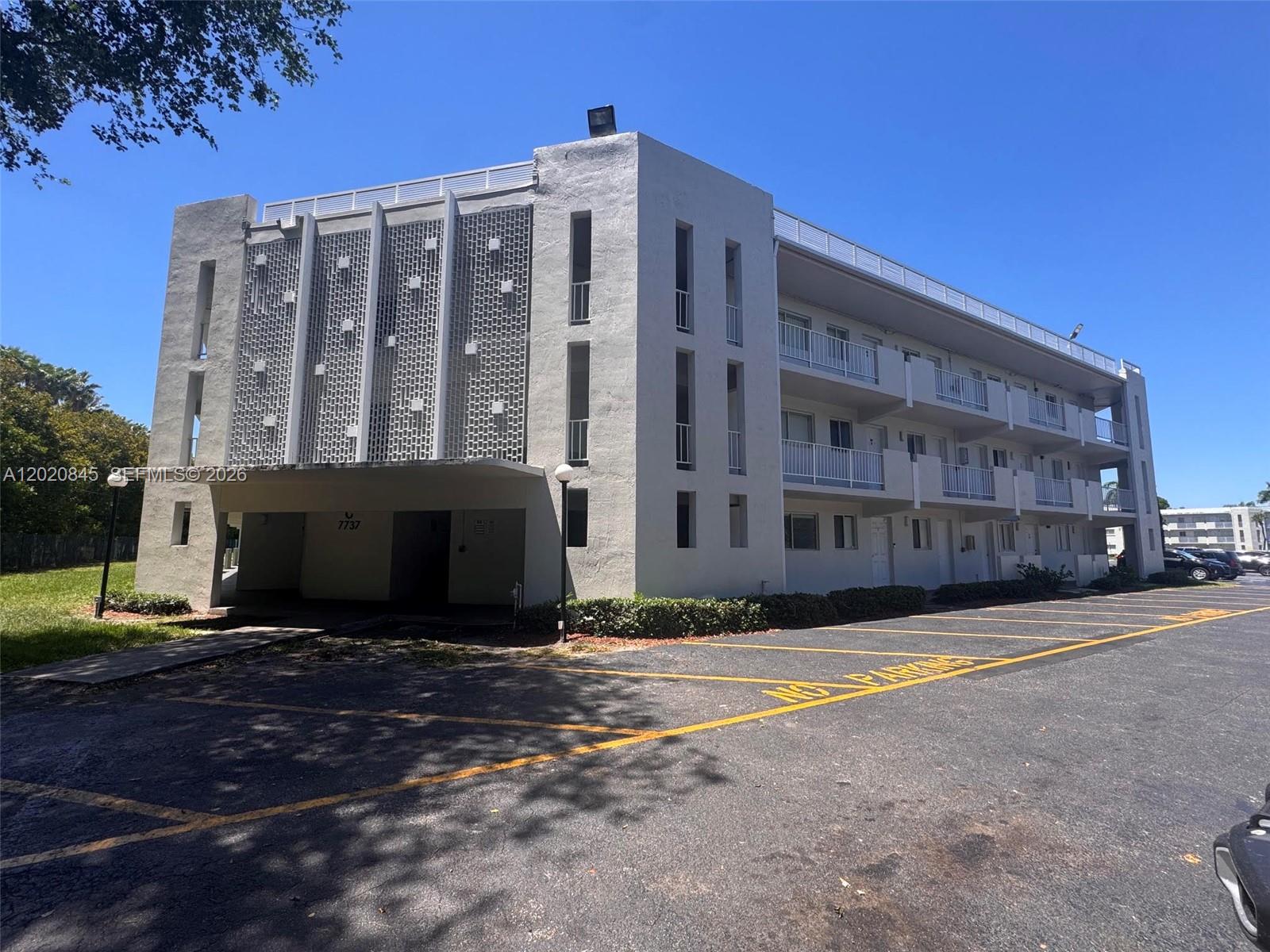 PARADISE AT DADELAND COND - Residential