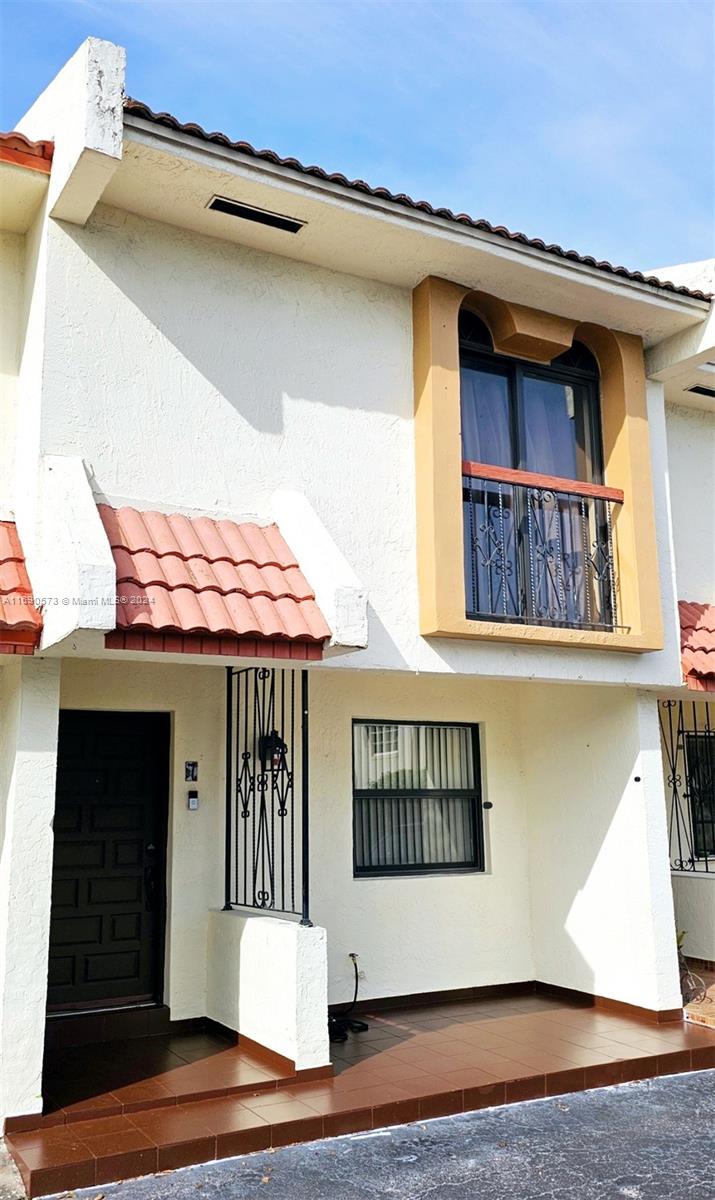 8389 Nw 8th St 7, Miami, Broward County, Florida - 2 Bedrooms  
3 Bathrooms - 
