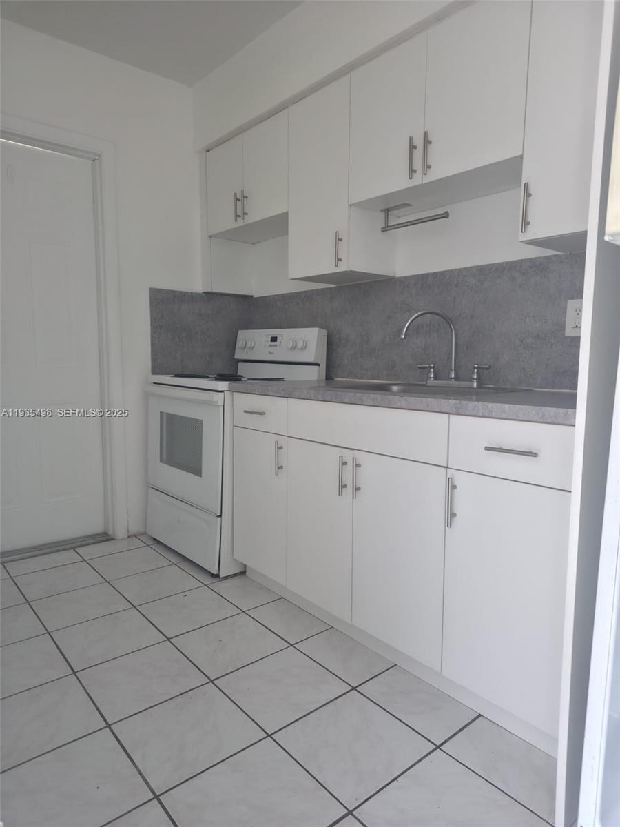 HOLLYWOOD HOMESITES REV P - Residential Lease