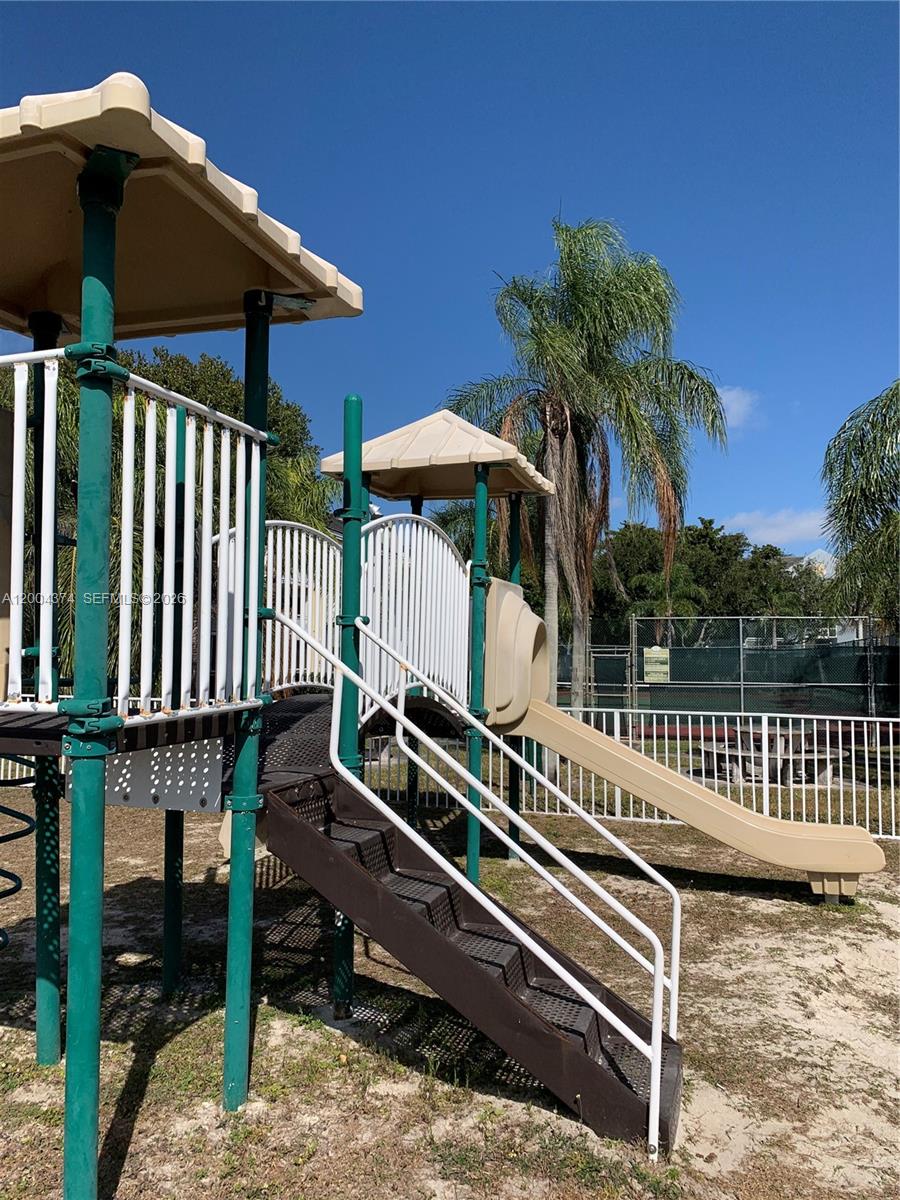 LE CLUB AT OLD CUTLER CON - Residential Lease