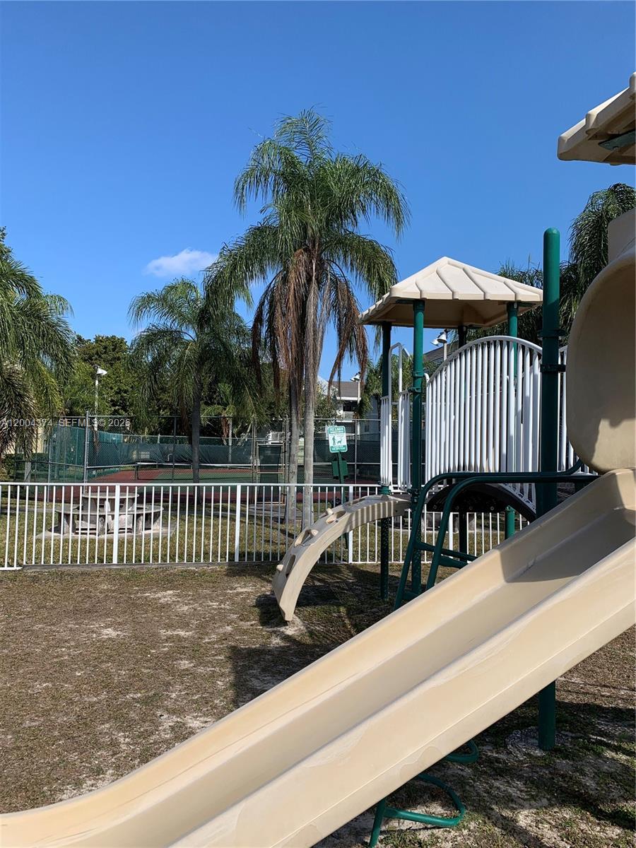 LE CLUB AT OLD CUTLER CON - Residential Lease