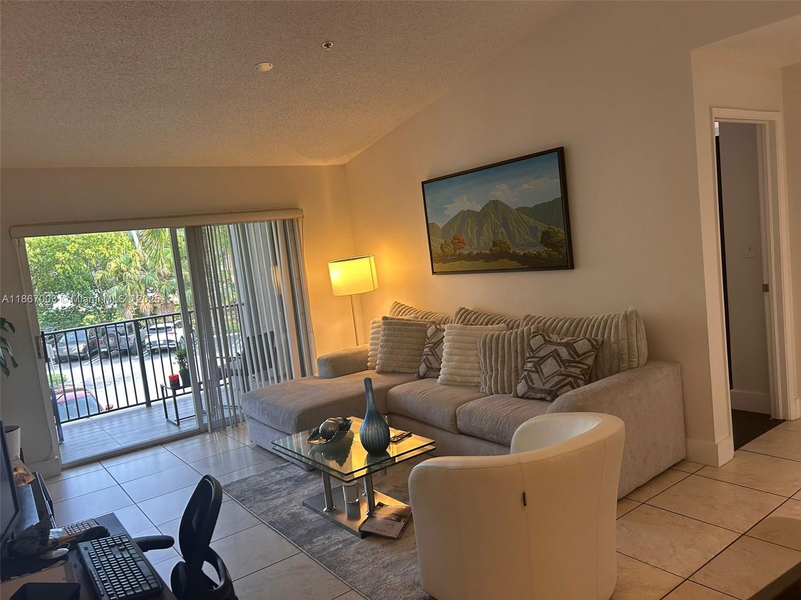 Enjoy comfort and tranquility in this lovely apartment featuring 2 spacious bedrooms, 2 full bathrooms, 1 assigned parking space. Located in a well-maintained residential complex, perfect for families or couples. The Community amenities include: Gym, Pool, walking Trails, Tennis Court, lake.
This apartment offers the perfect combination of comfort, security, and recreational spaces — ideal for living or investment.
