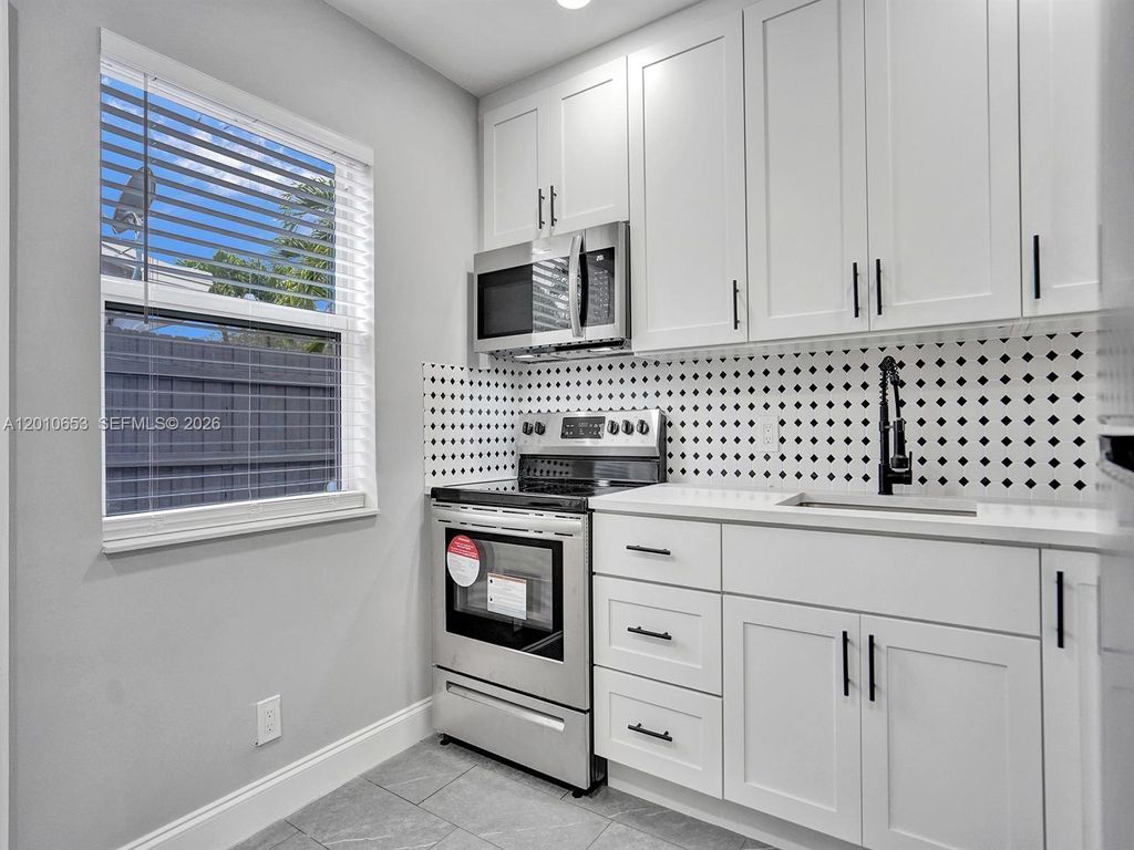 Photo of 951 SW 30th St #1-2, Fort Lauderdale, FL 33315 (MLS # A12010653)